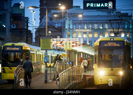 Manchester Stadtzentrum am frühen Morgen Metrolink Straßenbahn am Piccadilly Gardens. Stockfoto