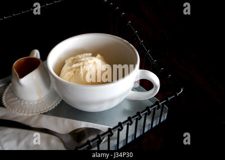 Kugel Vanilleeis mit Schokoladensauce Stockfoto