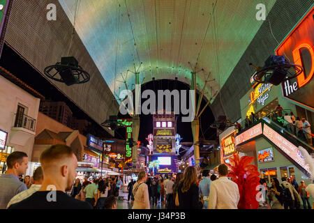 Las Vegas, APR 29: Nachtansicht von der Fremont Street Experience am 29. April 2017 im Downtown Las Vegas, Nevada Stockfoto