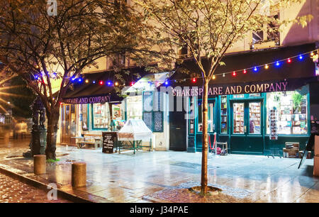 PARIS - April 30,2017: Shakespeare und Unternehmen ist historische Bibliothek befindet sich im 5. Arrondissement von Paris; Es wurde im Jahre 1919 von Syl gegründet. Stockfoto