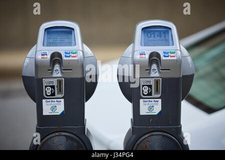 Messgerät Parkuhren Kreditkarte und Münzen, Boston, Massachusetts, Vereinigte Staaten, USA, Stockfoto