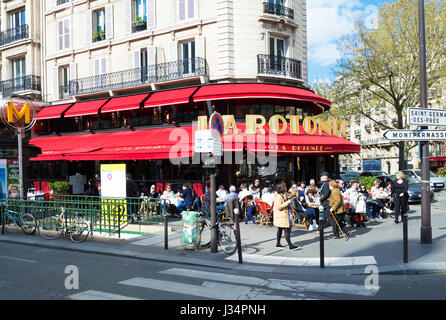 Paris, Frankreich - 22. Dezember 2015: La Rotonde im Quartier Montparnasse - eines der legendärsten und den berühmten Paris Cafés. Gab es häufig Stockfoto