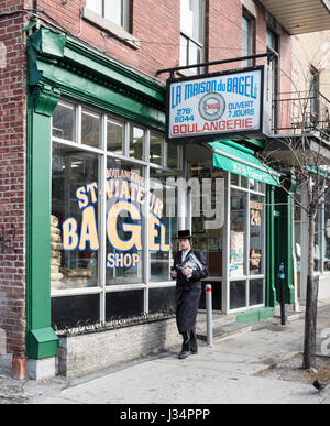 Montreal, Quebec, Kanada - 28. April 2017: chassidische Juden geht vor berühmten St Patrick Bagel Bakery Stockfoto