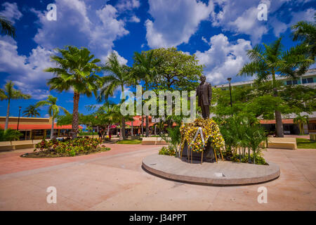 COZUMEL, Mexiko - 23. März 2017: Das Denkmal der Arzt Adolfo Rosado Salas in der Hauptstraße der Stadt Stockfoto