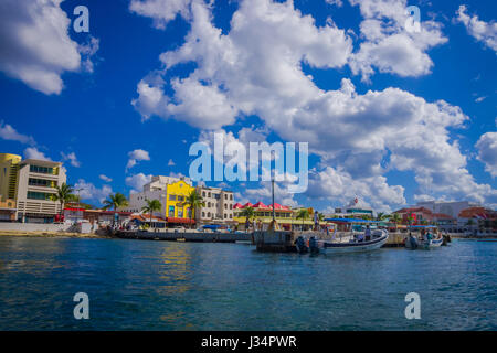 COZUMEL, Mexiko - 23. März 2017: Schöne Cozumel-Hafen mit Booten und Gebäuden hinter Stockfoto