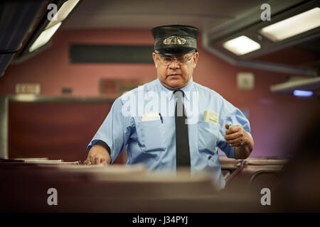 Massachusetts Bay Transportation Authority Guard Inspektion Karten in einem Zug nach Boston, Massachusetts, Vereinigte Staaten, USA, Stockfoto