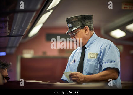 Massachusetts Bay Transportation Authority Guard Inspektion Karten in einem Zug nach Boston, Massachusetts, Vereinigte Staaten, USA, Stockfoto
