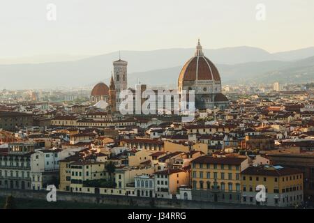 Erhöhten Blick auf Florenz Stadt Innenstadt dominiert von Santa Maria Del Fiore Kathedrale mit Bergen im Hintergrund bei Sonnenuntergang Stockfoto