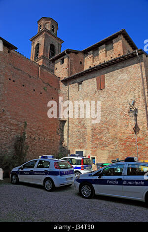 Polizeiautos in der Burg La Rocca von Novellara, Novellara, Provinz Reggio Emilia, Emilia-Romagna, Italien Stockfoto