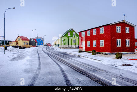 EYRABAKKI, Island - ca. März 2015: Bunte Häuser von Eyrarbakki, einem Fischerdorf an der Süd Küste von Island mit einer Bevölkerung von etwa 570 p Stockfoto