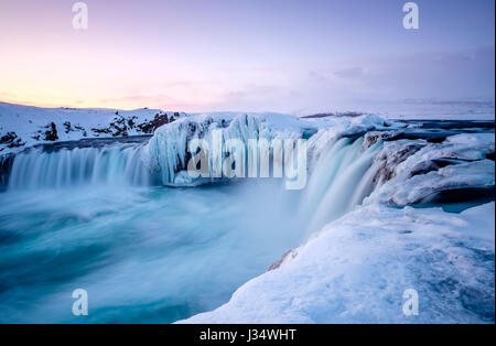 Island - ca. März 2015: Godafoss Wasserfall im Winter. Auch bekannt als ist Wasserfall der Götter, eines der spektakulärsten Wasserfälle in Island. Stockfoto