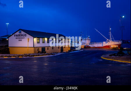 HOFN, Island - ca. März 2015: Port Hofn in Island in der Nacht. Stockfoto