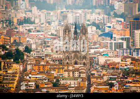 QUITO, ECUADOR - 23. März 2017: die Basilika von Quito, Ecuador überragt die historische Altstadt Stockfoto