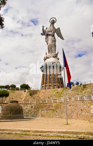 QUITO, ECUADOR - 23. März 2017: Denkmal für die Jungfrau Maria befindet sich auf El Panecillo und ist sichtbar von einem Großteil der Stadt Quito, Ecuador Stockfoto