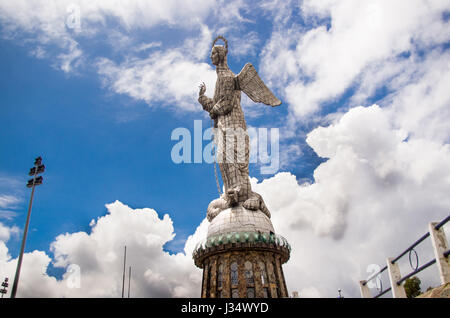 QUITO, ECUADOR - 23. März 2017: Denkmal für die Jungfrau Maria befindet sich auf El Panecillo und ist sichtbar von einem Großteil der Stadt Quito, Ecuador Stockfoto