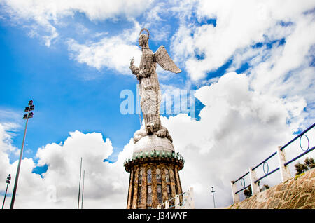 QUITO, ECUADOR - 23. März 2017: Denkmal für die Jungfrau Maria befindet sich auf El Panecillo und ist sichtbar von einem Großteil der Stadt Quito, Ecuador Stockfoto