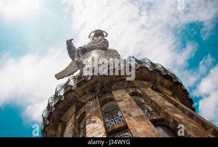 QUITO, ECUADOR - 23. März 2017: Denkmal für die Jungfrau Maria befindet sich auf El Panecillo und ist von einem Großteil der Stadt Quito, Ecuador, unter Ansicht sichtbar Stockfoto