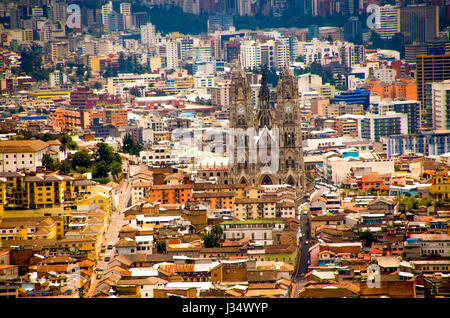 QUITO, ECUADOR - 23. März 2017: die Basilika von Quito, Ecuador überragt die historische Altstadt Stockfoto