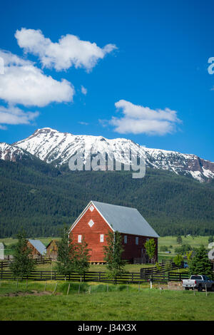 Rote Scheune in der Nähe von Wallowa Mountains in Oregon Stockfoto