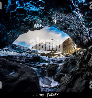 JÖKULSÁRLÓN, Island - ca. März 2015: Eishöhle in der Nähe der Lagune Glacial im Vatnajökull-Nationalpark Stockfoto
