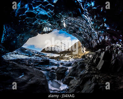 JÖKULSÁRLÓN, Island - ca. März 2015: Eishöhle in der Nähe der Lagune Glacial im Vatnajökull-Nationalpark Stockfoto