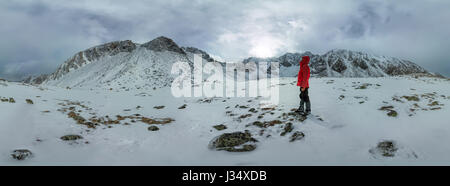 Zylindrische 360 Panorama einsamer Mann stehend in den Bergen. Stockfoto