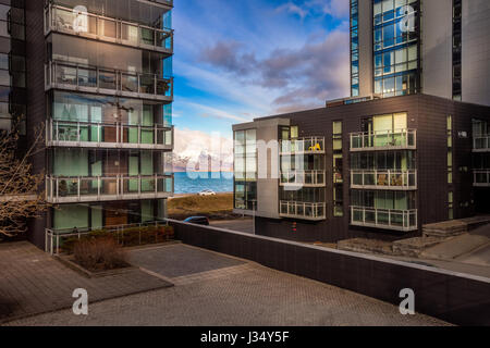 Wohnungen Bausteine Reykjavik Island mit Esja im Vordergrund. Stockfoto