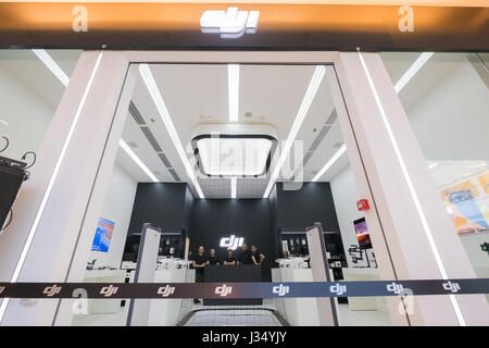 Masse der Leute bei der Eröffnung des DJI Store Stockfoto