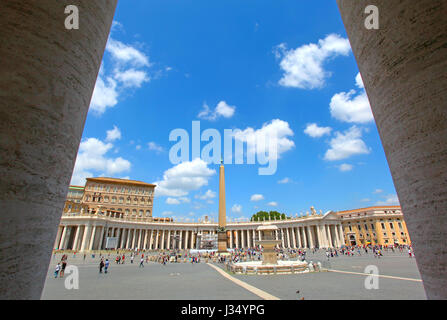 Zwischen den Kolonnaden. Petersplatz, Vatikan-Stadt. Rom, Italien. Stockfoto