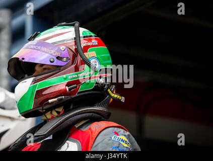 Ryan Ratcliffe immer aus seinem Auto bei einem Boxenstopp Fahrerwechsel auf dem Rockingham Speedway während British GT Stockfoto