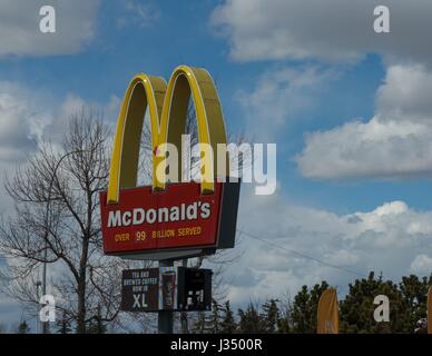 McDonald's-Hamburger-Restaurant in Calgary, Alberta, Kanada. Stockfoto