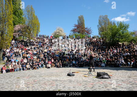 Berlin, Deutschland - 30. April 2017: Menschen im Park (Mauerpark) an einem sonnigen Tag beobachten die Open-Air-Karaoke in Berlin, Deutschland zu zeigen. Stockfoto