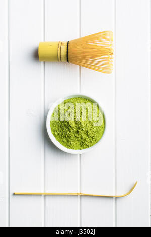 Grünen Matcha Teepulver mit Bambusbesen, Löffel und Schüssel. Tee-Zubereitung-Zubehör. Stockfoto