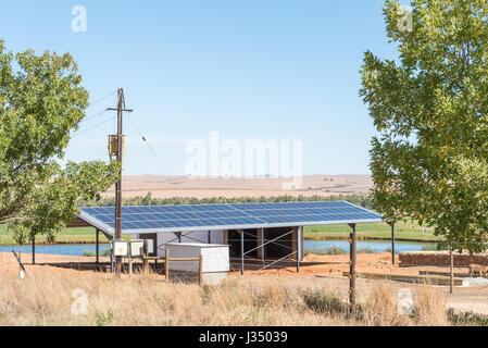 STORMSVLEI, Südafrika - 26. März 2017: eine Solaranlage auf einem Bauernhof in der Nähe von Stormsvlei in der Provinz Western Cape Stockfoto