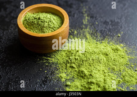 Grünen Matcha Teepulver in Schüssel geben. Stockfoto