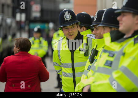 Die Polizeiabsperrung wartet auf den Start - The May Day März von Clerkenwell Green endet mit einer Kundgebung auf dem Trafalgar Square - gegen Kürzungen und Anti ' Gewerkschaft Gesetze. Es wurde von mehreren Gewerkschaften einschließlich UNITE, PCS, ASLEF, RMT, TSSA, Nuss, FBU, GMB und unisono sowie der Völker-Montage, Rentner Organisationen und Vertretungsorganisationen der Wanderarbeitnehmer & Gemeinschaften unterstützt. Stockfoto