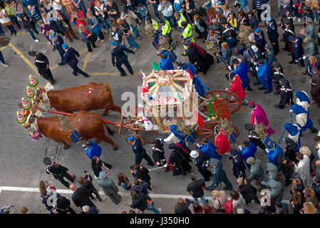 Cagliari, Italien - 1. Mai 2017: Prozession der Sat'Efisio - Sardinien - Parade der sardischen Trachten. Pilger von oben. Stockfoto