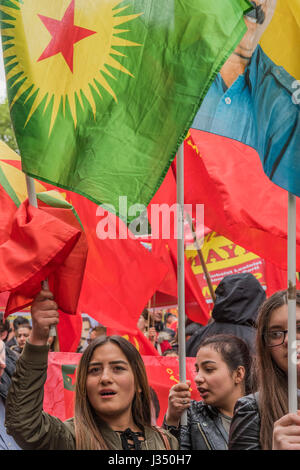 Der kurdischen Arbeiterpartei (PKK) zeigen Sie ihre Unterstützung für ihr Führer Abdullah Ocalaln - The May Day März von Clerkenwell Green endet mit einer Kundgebung auf dem Trafalgar Square - gegen Kürzungen und Anti ' Gewerkschaft Gesetze. Es wurde von mehreren Gewerkschaften einschließlich UNITE, PCS, ASLEF, RMT, TSSA, Nuss, FBU, GMB und unisono sowie der Völker-Montage, Rentner Organisationen und Vertretungsorganisationen der Wanderarbeitnehmer & Gemeinschaften unterstützt. Stockfoto