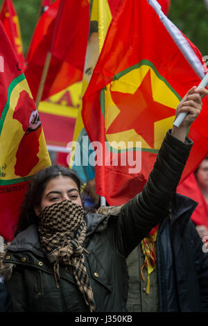 Der kurdischen Arbeiterpartei (PKK) zeigen Sie ihre Unterstützung für ihr Führer Abdullah Ocalaln - The May Day März von Clerkenwell Green endet mit einer Kundgebung auf dem Trafalgar Square - gegen Kürzungen und Anti ' Gewerkschaft Gesetze. Es wurde von mehreren Gewerkschaften einschließlich UNITE, PCS, ASLEF, RMT, TSSA, Nuss, FBU, GMB und unisono sowie der Völker-Montage, Rentner Organisationen und Vertretungsorganisationen der Wanderarbeitnehmer & Gemeinschaften unterstützt. Stockfoto