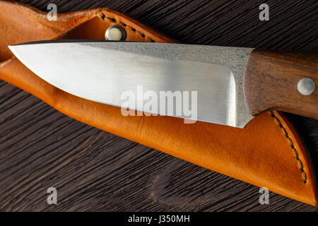 Jagd Knifelying auf Holzbrett, Ansicht von oben Stockfoto