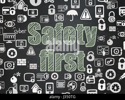 Datenschutz-Konzept: Sicherheit zuerst auf Schule-Brett-Hintergrund Stockfoto