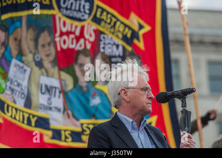 Der Maifeiertag Marsch von Clerkenwell Green endet mit einer Kundgebung auf dem Trafalgar Square - gegen Kürzungen und Anti ' Gewerkschaft Gesetze. Rednern gehörten John McDonnell MP, Mark Serwotka PCS Generalsekretär und KiriTunks Nuss-Vize-Präsident. Es wurde von mehreren Gewerkschaften einschließlich UNITE, PCS, ASLEF, RMT, TSSA, Nuss, FBU, GMB und unisono sowie der Völker-Montage, Rentner Organisationen und Vertretungsorganisationen der Wanderarbeitnehmer & Gemeinschaften unterstützt. Stockfoto