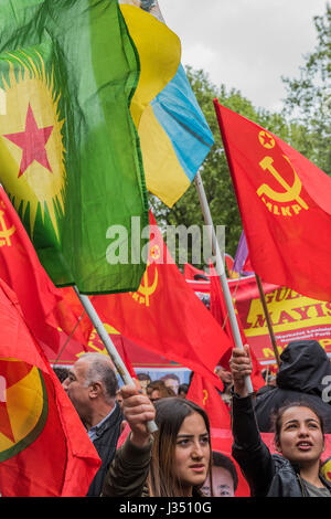 Der kurdischen Arbeiterpartei (PKK) zeigen Sie ihre Unterstützung für ihr Führer Abdullah Ocalaln - The May Day März von Clerkenwell Green endet mit einer Kundgebung auf dem Trafalgar Square - gegen Kürzungen und Anti ' Gewerkschaft Gesetze. Es wurde von mehreren Gewerkschaften einschließlich UNITE, PCS, ASLEF, RMT, TSSA, Nuss, FBU, GMB und unisono sowie der Völker-Montage, Rentner Organisationen und Vertretungsorganisationen der Wanderarbeitnehmer & Gemeinschaften unterstützt. Stockfoto