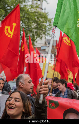 Der kurdischen Arbeiterpartei (PKK) zeigen Sie ihre Unterstützung für ihr Führer Abdullah Ocalaln - The May Day März von Clerkenwell Green endet mit einer Kundgebung auf dem Trafalgar Square - gegen Kürzungen und Anti ' Gewerkschaft Gesetze. Es wurde von mehreren Gewerkschaften einschließlich UNITE, PCS, ASLEF, RMT, TSSA, Nuss, FBU, GMB und unisono sowie der Völker-Montage, Rentner Organisationen und Vertretungsorganisationen der Wanderarbeitnehmer & Gemeinschaften unterstützt. Stockfoto