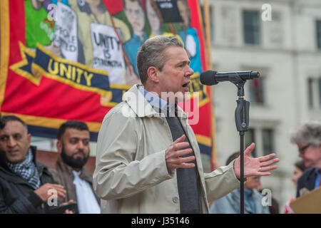 Mark Serwotka PCS Generalsekretär spricht gegen Kürzungen und Anti - The May Day März von Clerkenwell Green endet mit einer Kundgebung auf dem Trafalgar Square - "Gewerkschaft Gesetze. Es wurde von mehreren Gewerkschaften einschließlich UNITE, PCS, ASLEF, RMT, TSSA, Nuss, FBU, GMB und unisono sowie der Völker-Montage, Rentner Organisationen und Vertretungsorganisationen der Wanderarbeitnehmer & Gemeinschaften unterstützt. Stockfoto