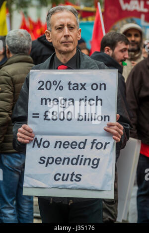 Peter Tatchell macht seinen Standpunkt über den Rich - The May Day März von Clerkenwell Green endet mit einer Kundgebung auf dem Trafalgar Square - gegen Kürzungen und Anti ' Gewerkschaft Gesetze. Rednern gehörten John McDonnell MP, Mark Serwotka PCS Generalsekretär und KiriTunks Nuss-Vize-Präsident. Es wurde von mehreren Gewerkschaften einschließlich UNITE, PCS, ASLEF, RMT, TSSA, Nuss, FBU, GMB und unisono sowie der Völker-Montage, Rentner Organisationen und Vertretungsorganisationen der Wanderarbeitnehmer & Gemeinschaften unterstützt. Stockfoto