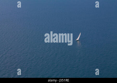 Allein Segelboot in den windigen Sommertag am Gardasee Italien Stockfoto