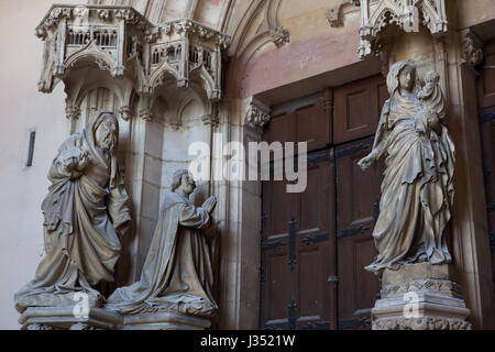 Denkmal für Philipp den kühnen niederländischen Renaissance-Bildhauers Claus Sluter auf dem Portal der Klosterkirche in der Chartreuse de Champmol in Dijon, Burgund, Frankreich. Johannes der Täufer, Herzog Philipp II. von Burgund und Jungfrau Maria sind von links nach rechts dargestellt. Stockfoto