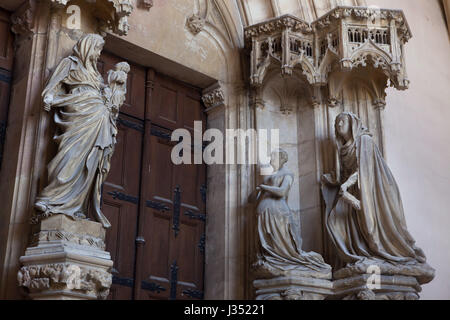 Denkmal für Philipp den kühnen niederländischen Renaissance-Bildhauers Claus Sluter auf dem Portal der Klosterkirche in der Chartreuse de Champmol in Dijon, Burgund, Frankreich. Jungfrau Maria, Gräfin Margaret III von Flandern und Margarethe werden von links nach rechts dargestellt. Stockfoto