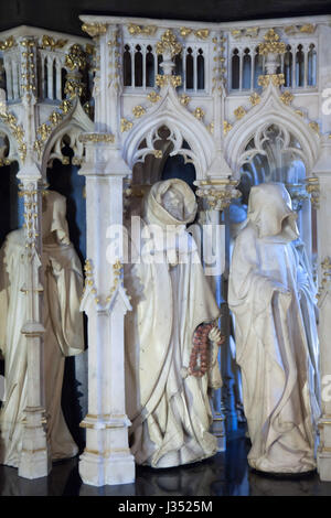 Die Trauernden von Dijon geschnitzt auch bekannt als Pleurants Dijon niederländischen Renaissance-Bildhauers Claus Sluter (1410), das Grab von Philip das Fette im Palast der Herzöge von Burgund, jetzt auf dem Display in das Musée des Beaux-Arts de Dijon (Museum of Fine Arts) in Dijon, Burgund, Frankreich zu schmücken. Stockfoto